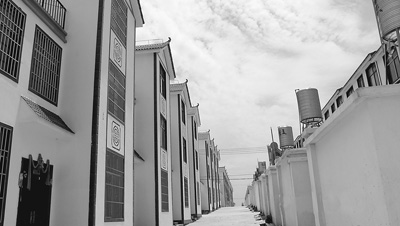 　小海子村災(zāi)后“統(tǒng)建房”外觀。